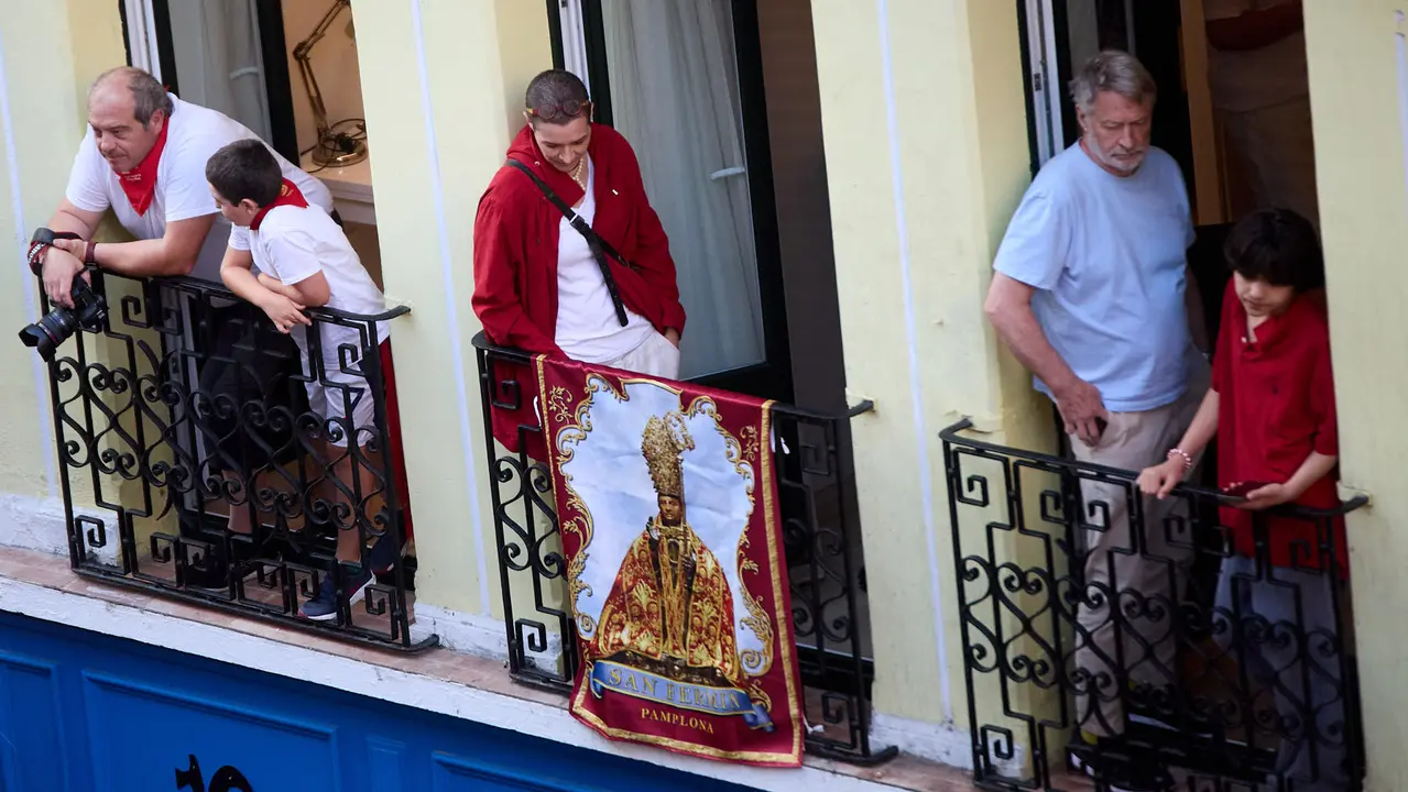 Ambiente en los momentos previos al octavo y último encierro de San Fermín 2025 con toros de la ganadería de Miura en el tramo de Mercaderes. IÑIGO ALZUGARAY