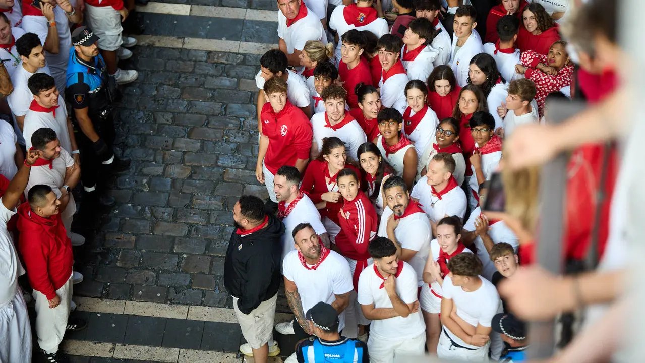 Ambiente en los momentos previos al octavo y último encierro de San Fermín 2025 con toros de la ganadería de Miura en el tramo de Mercaderes. IÑIGO ALZUGARAY