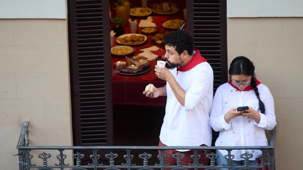 Ambiente en los momentos previos al octavo y último encierro de San Fermín 2025 con toros de la ganadería de Miura en el tramo de Mercaderes. IÑIGO ALZUGARAY
