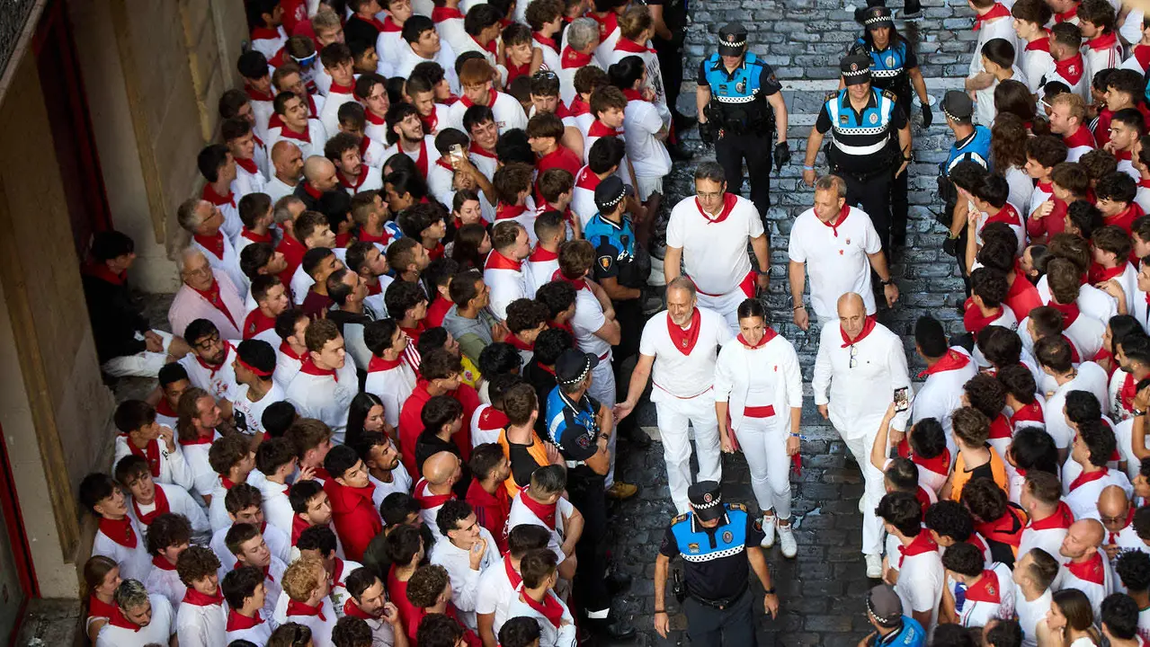 Ambiente en los momentos previos al octavo y último encierro de San Fermín 2025 con toros de la ganadería de Miura en el tramo de Mercaderes. IÑIGO ALZUGARAY