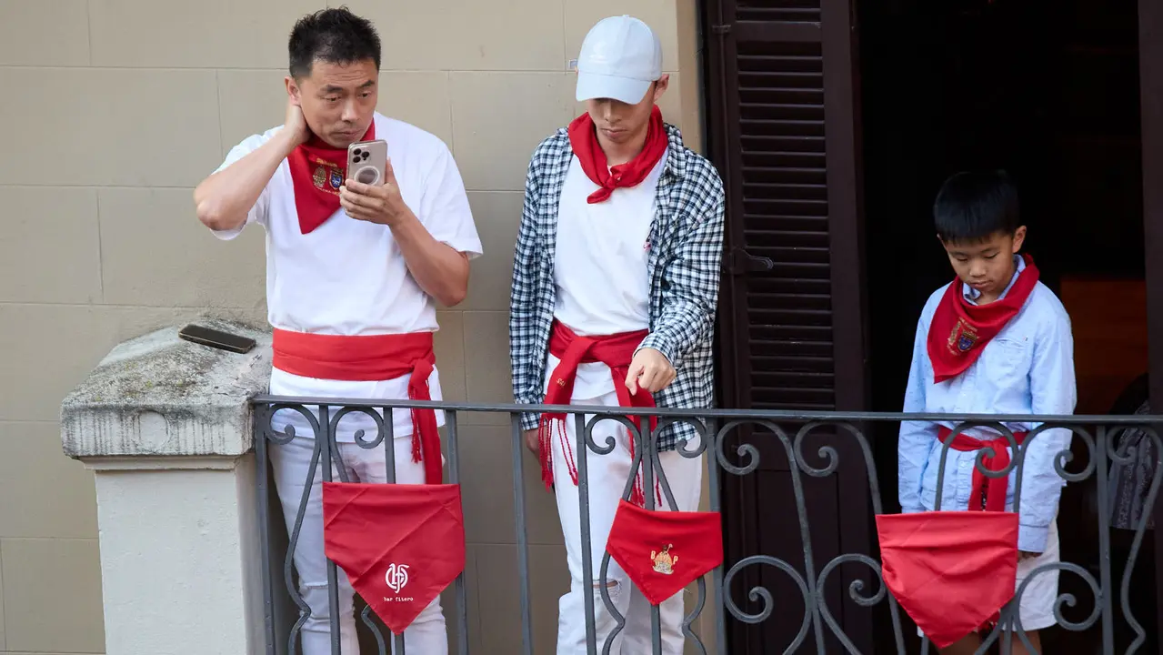Ambiente en los momentos previos al octavo y último encierro de San Fermín 2025 con toros de la ganadería de Miura en el tramo de Mercaderes. IÑIGO ALZUGARAY