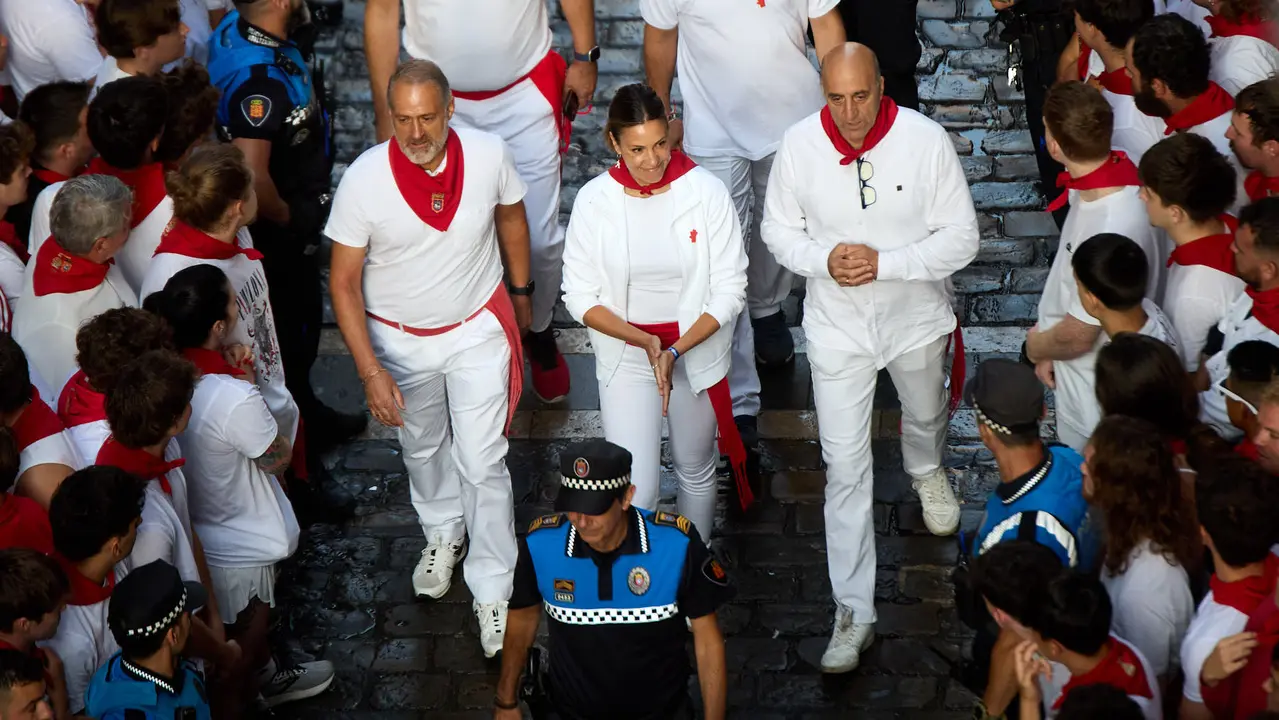 Ambiente en los momentos previos al octavo y último encierro de San Fermín 2025 con toros de la ganadería de Miura en el tramo de Mercaderes. IÑIGO ALZUGARAY