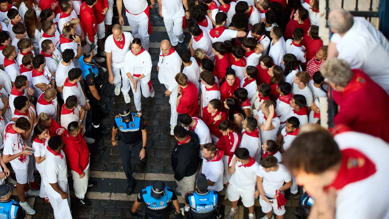 Ambiente en los momentos previos al octavo y último encierro de San Fermín 2025 con toros de la ganadería de Miura en el tramo de Mercaderes. IÑIGO ALZUGARAY
