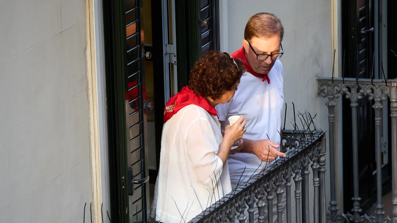 Ambiente en los momentos previos al octavo y último encierro de San Fermín 2025 con toros de la ganadería de Miura en el tramo de Mercaderes. IÑIGO ALZUGARAY