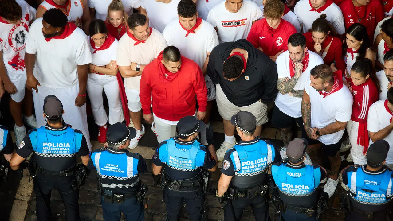 Ambiente en los momentos previos al octavo y último encierro de San Fermín 2025 con toros de la ganadería de Miura en el tramo de Mercaderes. IÑIGO ALZUGARAY