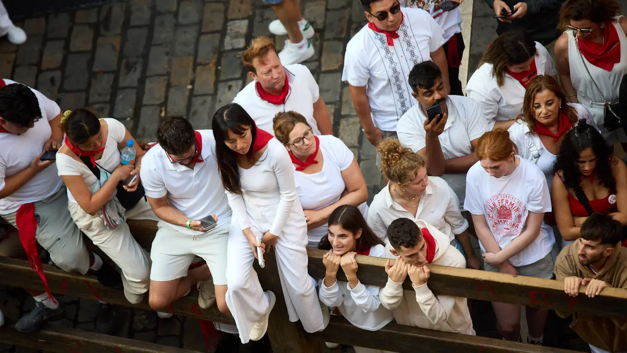 Ambiente en los momentos previos al octavo y último encierro de San Fermín 2025 con toros de la ganadería de Miura en el tramo de Mercaderes. IÑIGO ALZUGARAY