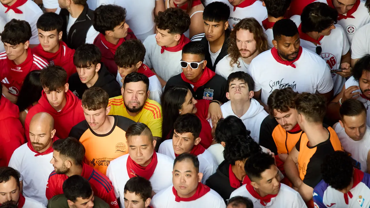 Ambiente en los momentos previos al octavo y último encierro de San Fermín 2025 con toros de la ganadería de Miura en el tramo de Mercaderes. IÑIGO ALZUGARAY