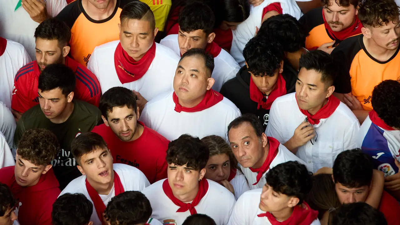 Ambiente en los momentos previos al octavo y último encierro de San Fermín 2025 con toros de la ganadería de Miura en el tramo de Mercaderes. IÑIGO ALZUGARAY
