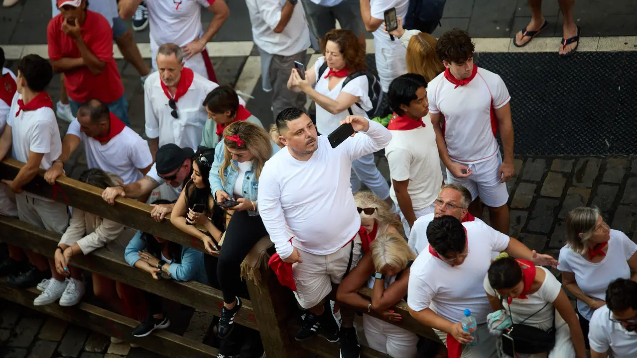 Ambiente en los momentos previos al octavo y último encierro de San Fermín 2025 con toros de la ganadería de Miura en el tramo de Mercaderes. IÑIGO ALZUGARAY