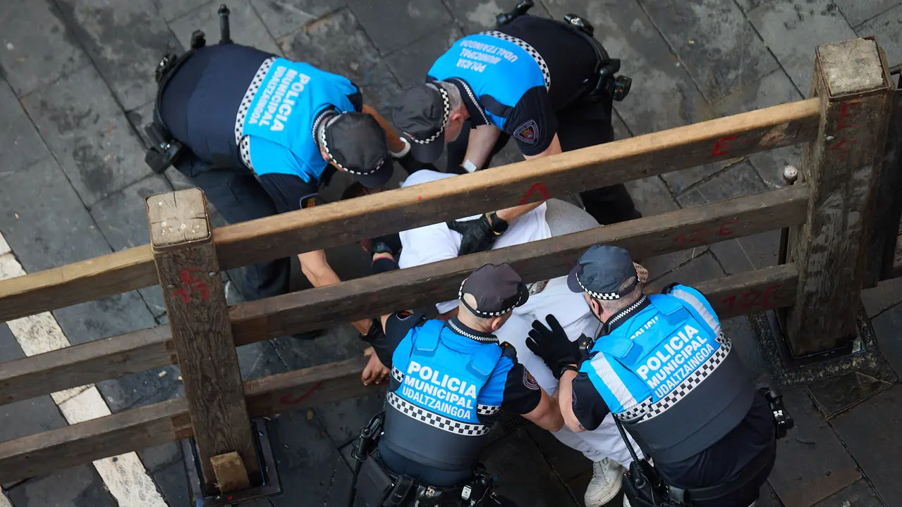 Ambiente en los momentos previos al octavo y último encierro de San Fermín 2025 con toros de la ganadería de Miura en el tramo de Mercaderes. IÑIGO ALZUGARAY