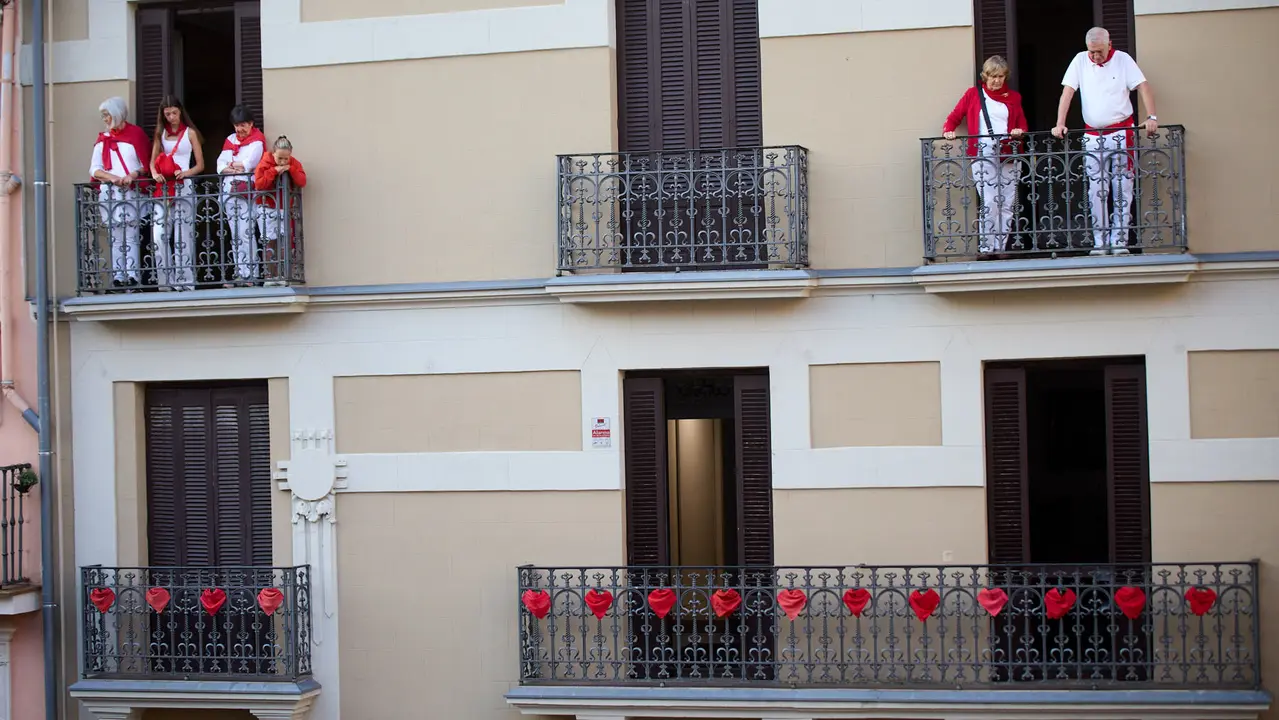 Ambiente en los momentos previos al octavo y último encierro de San Fermín 2025 con toros de la ganadería de Miura en el tramo de Mercaderes. IÑIGO ALZUGARAY
