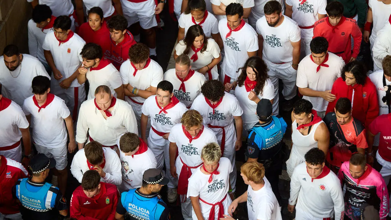 Ambiente en los momentos previos al octavo y último encierro de San Fermín 2025 con toros de la ganadería de Miura en el tramo de Mercaderes. IÑIGO ALZUGARAY