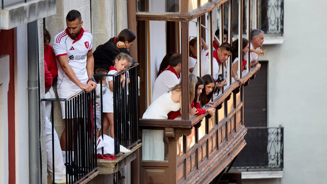 Ambiente en los momentos previos al octavo y último encierro de San Fermín 2025 con toros de la ganadería de Miura en el tramo de Mercaderes. IÑIGO ALZUGARAY