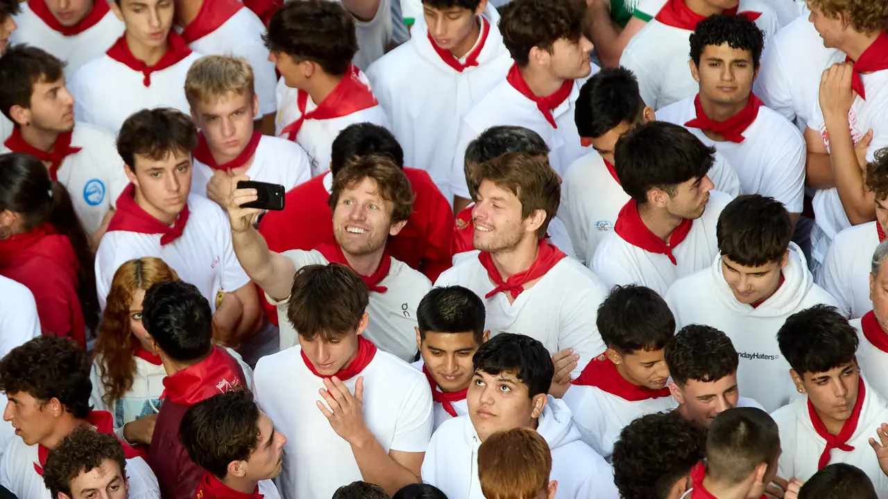 Ambiente en los momentos previos al octavo y último encierro de San Fermín 2025 con toros de la ganadería de Miura en el tramo de Mercaderes. IÑIGO ALZUGARAY