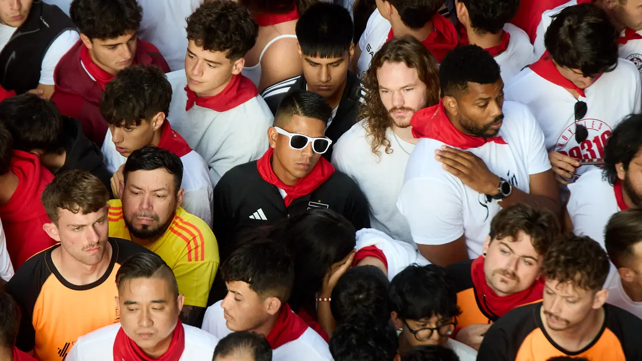 Ambiente en los momentos previos al octavo y último encierro de San Fermín 2025 con toros de la ganadería de Miura en el tramo de Mercaderes. IÑIGO ALZUGARAY