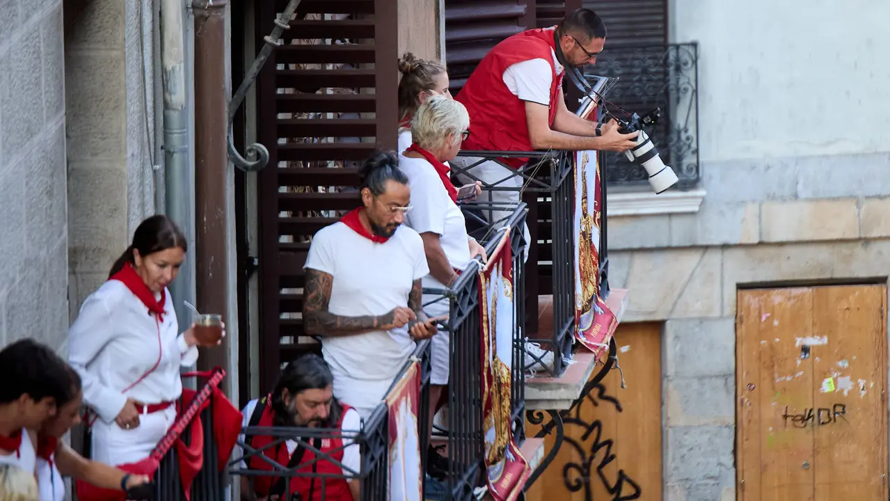 Ambiente en los momentos previos al octavo y último encierro de San Fermín 2025 con toros de la ganadería de Miura en el tramo de Mercaderes. IÑIGO ALZUGARAY