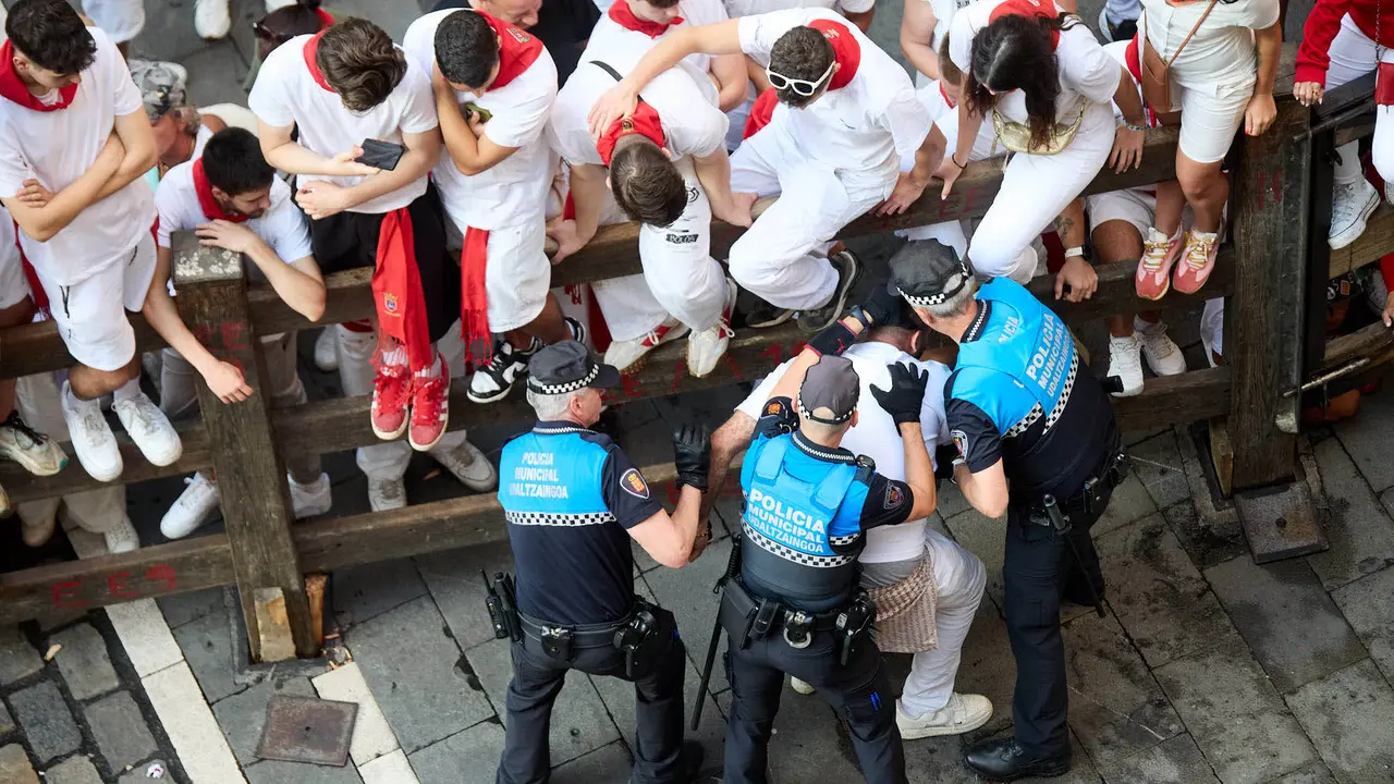 Ambiente en los momentos previos al octavo y último encierro de San Fermín 2025 con toros de la ganadería de Miura en el tramo de Mercaderes. IÑIGO ALZUGARAY
