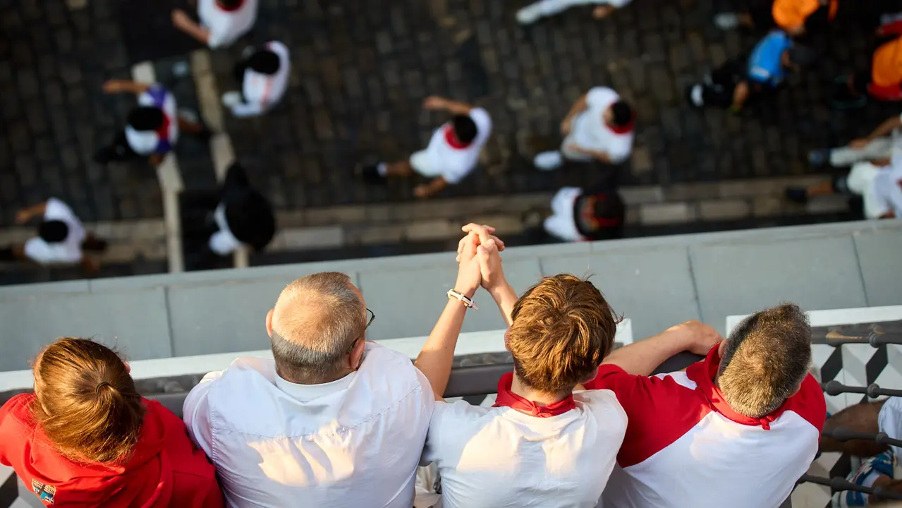 Ambiente en los momentos previos al octavo y último encierro de San Fermín 2025 con toros de la ganadería de Miura en el tramo de Mercaderes. IÑIGO ALZUGARAY