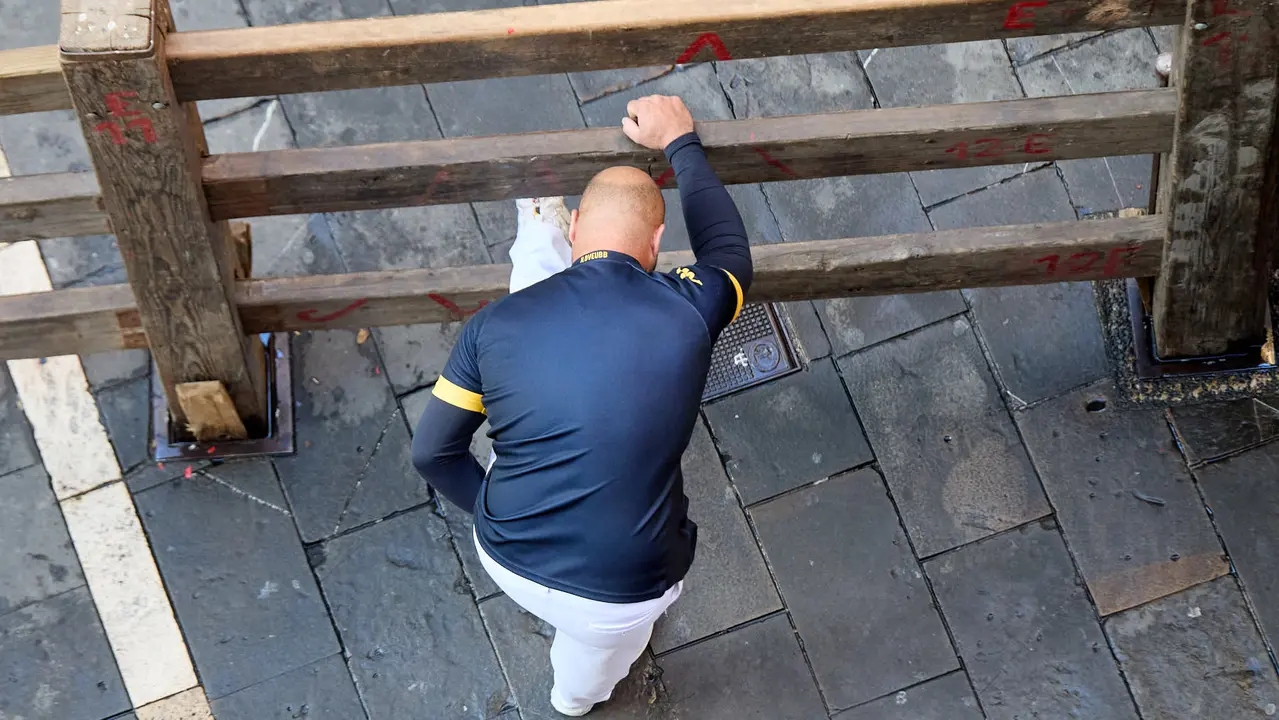Ambiente en los momentos previos al octavo y último encierro de San Fermín 2025 con toros de la ganadería de Miura en el tramo de Mercaderes. IÑIGO ALZUGARAY
