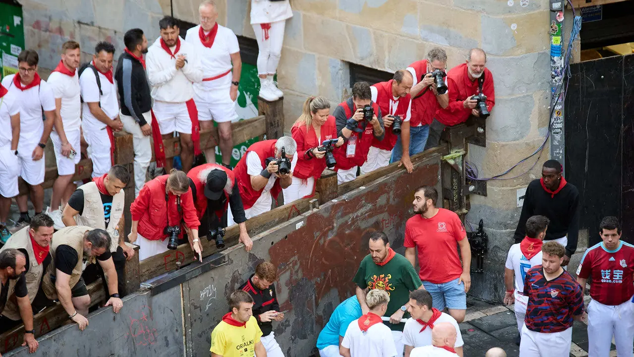 Ambiente en los momentos previos al octavo y último encierro de San Fermín 2025 con toros de la ganadería de Miura en el tramo de Mercaderes. IÑIGO ALZUGARAY