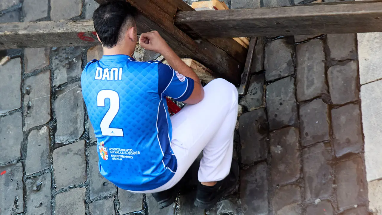 Ambiente en los momentos previos al octavo y último encierro de San Fermín 2025 con toros de la ganadería de Miura en el tramo de Mercaderes. IÑIGO ALZUGARAY