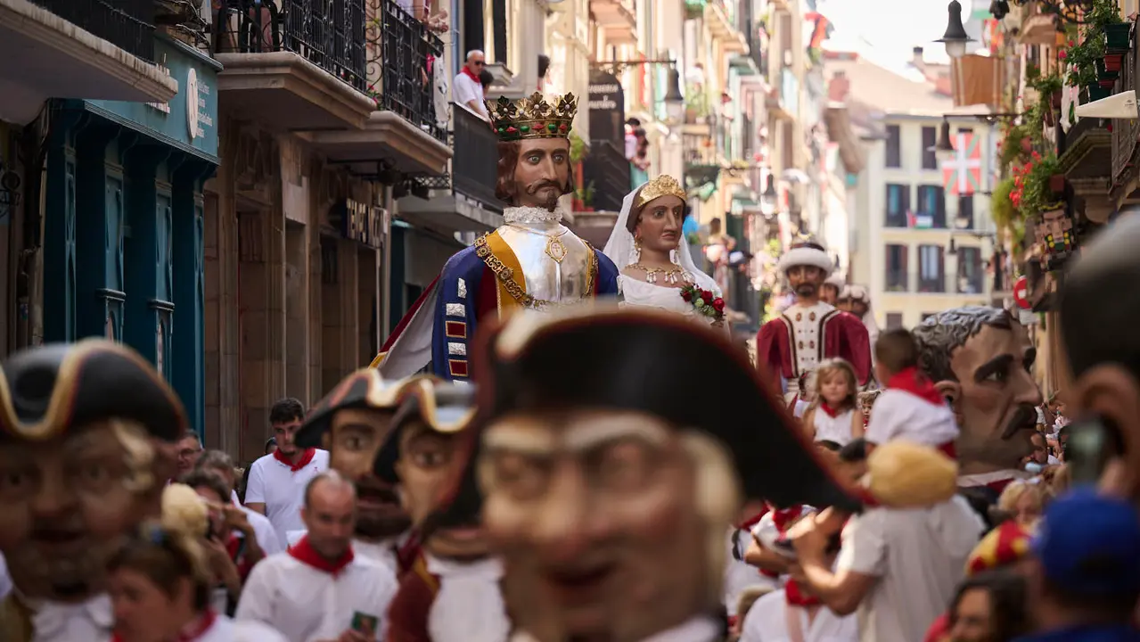 La Comparsa de Gigantes y Cabezudos realiza su última salida de San Fermín 2025 con bailes en la plaza del Ayuntamiento. PABLO LASAOSA