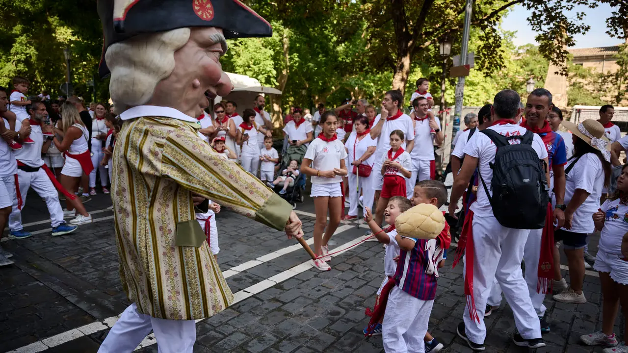 La Comparsa de Gigantes y Cabezudos realiza su última salida de San Fermín 2025 con bailes en la plaza del Ayuntamiento. PABLO LASAOSA