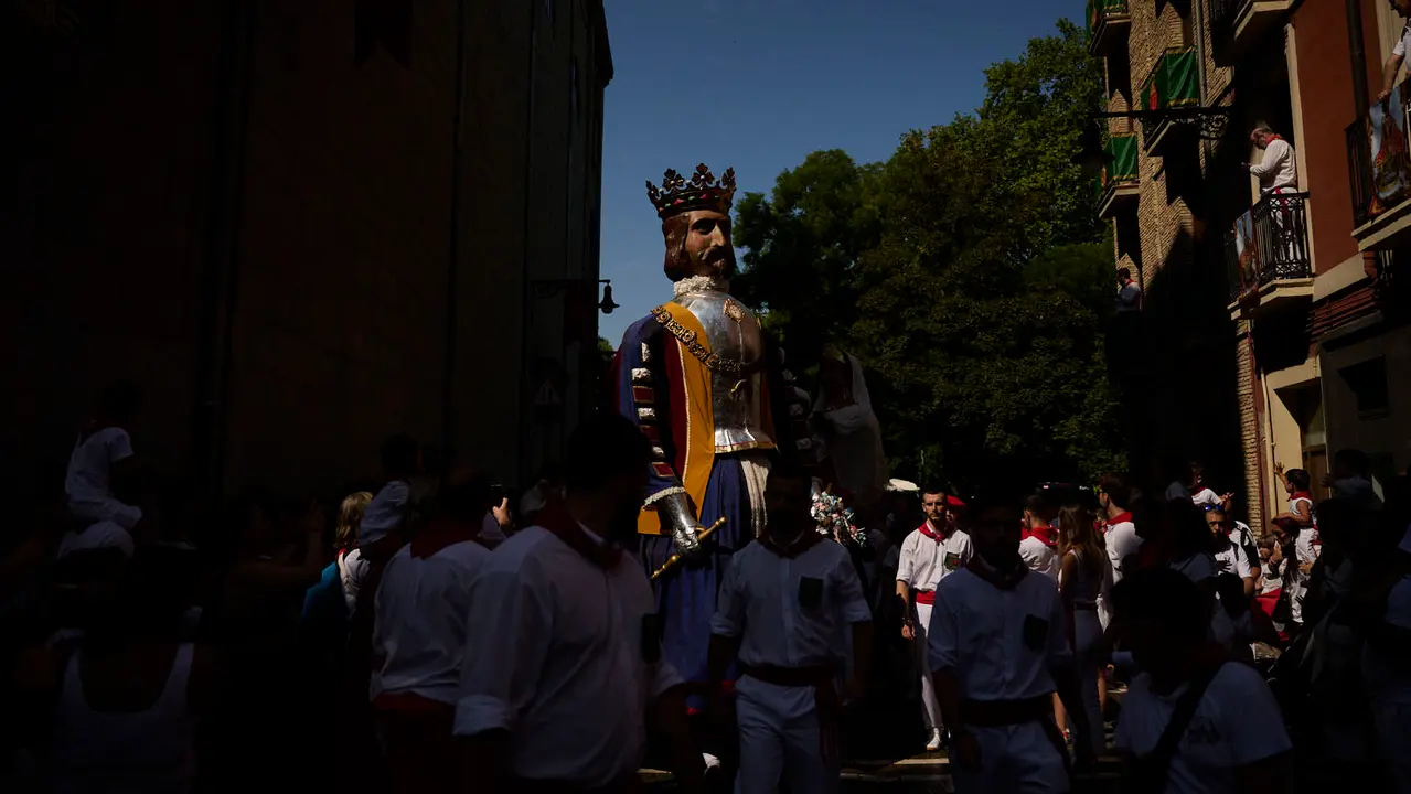 La Comparsa de Gigantes y Cabezudos realiza su última salida de San Fermín 2025 con bailes en la plaza del Ayuntamiento. PABLO LASAOSA