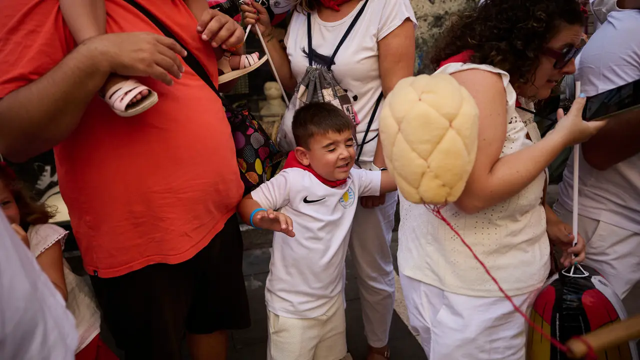 La Comparsa de Gigantes y Cabezudos realiza su última salida de San Fermín 2025 con bailes en la plaza del Ayuntamiento. PABLO LASAOSA