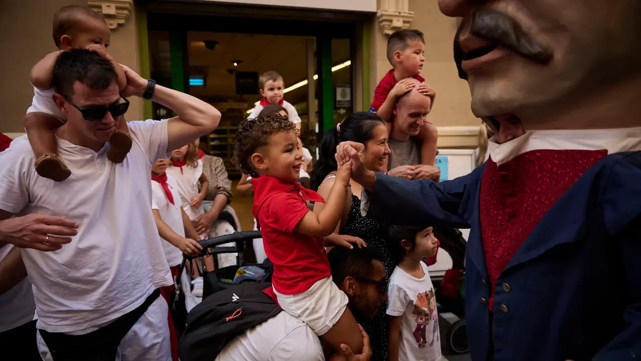 La Comparsa de Gigantes y Cabezudos realiza su última salida de San Fermín 2025 con bailes en la plaza del Ayuntamiento. PABLO LASAOSA