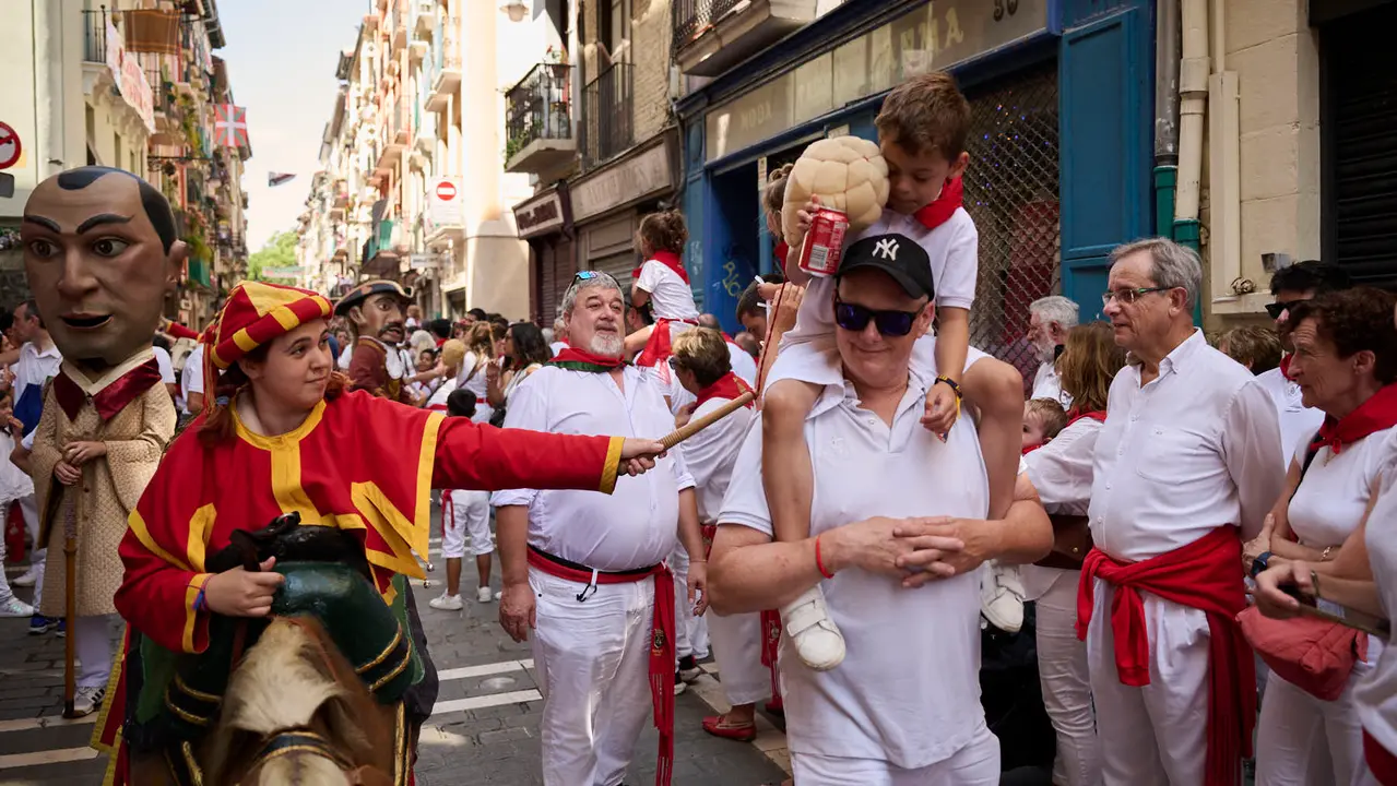 La Comparsa de Gigantes y Cabezudos realiza su última salida de San Fermín 2025 con bailes en la plaza del Ayuntamiento. PABLO LASAOSA