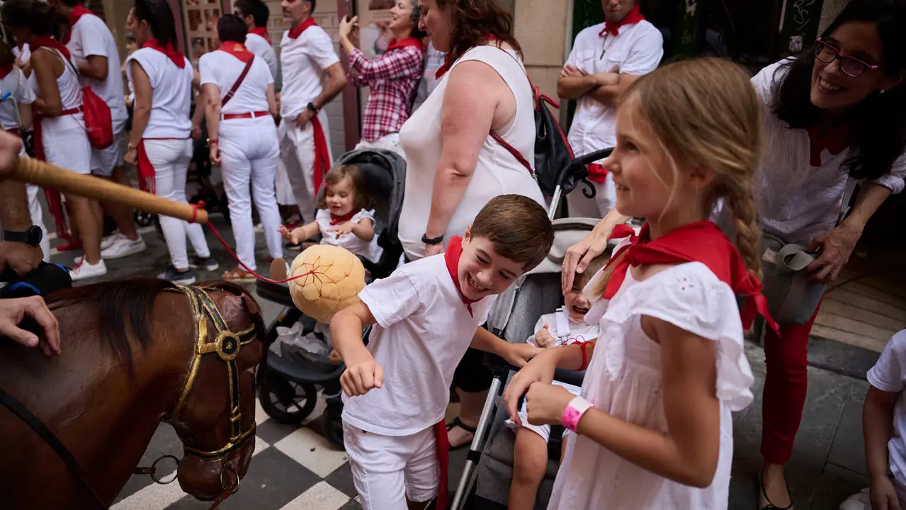 La Comparsa de Gigantes y Cabezudos realiza su última salida de San Fermín 2025 con bailes en la plaza del Ayuntamiento. PABLO LASAOSA