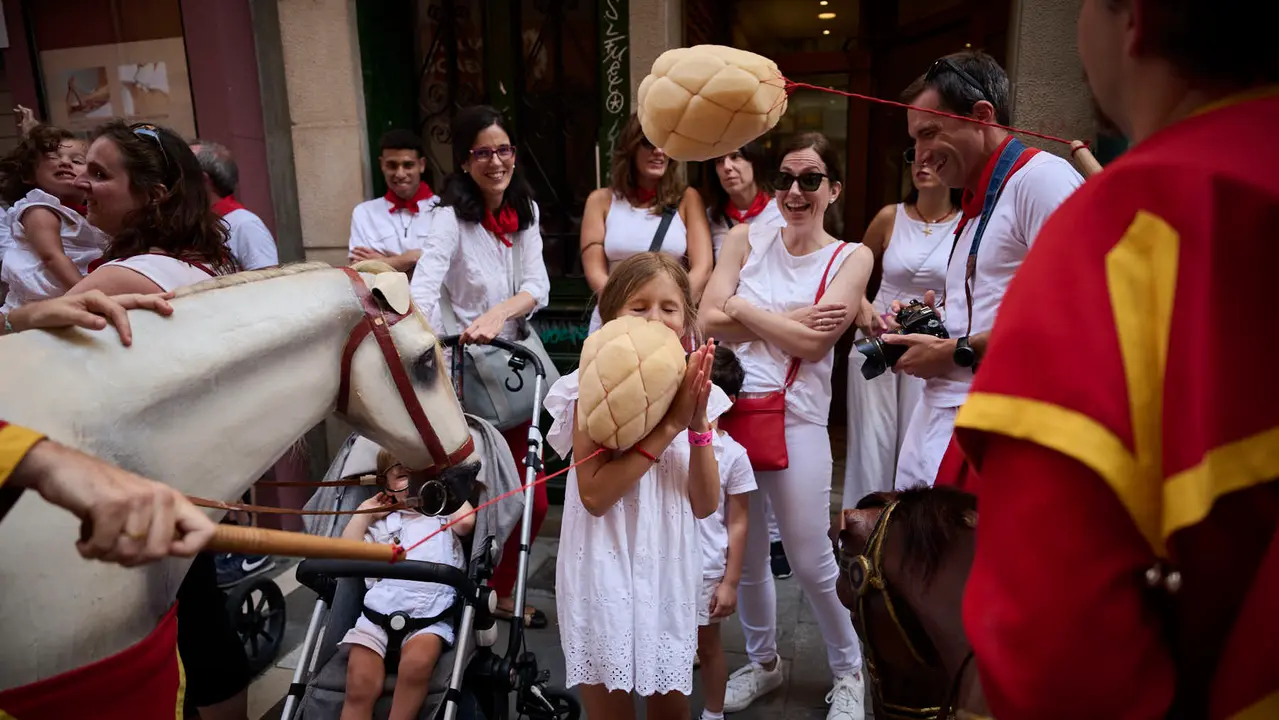 La Comparsa de Gigantes y Cabezudos realiza su última salida de San Fermín 2025 con bailes en la plaza del Ayuntamiento. PABLO LASAOSA