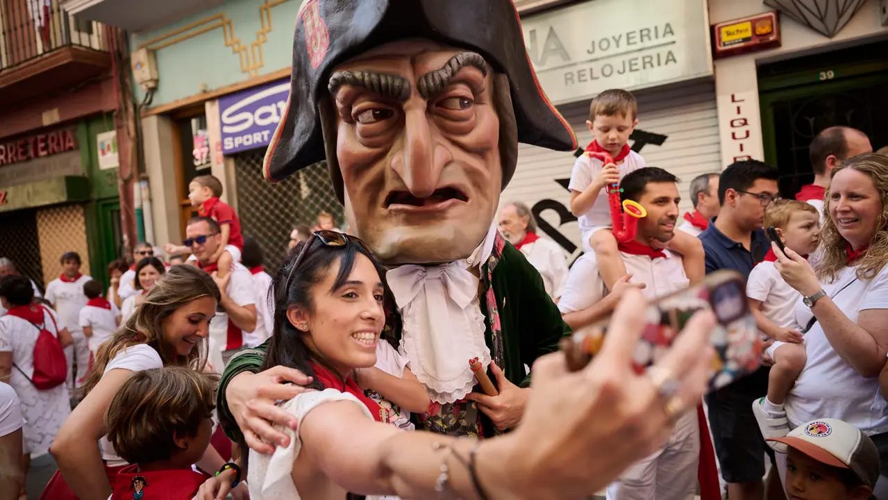 La Comparsa de Gigantes y Cabezudos realiza su última salida de San Fermín 2025 con bailes en la plaza del Ayuntamiento. PABLO LASAOSA