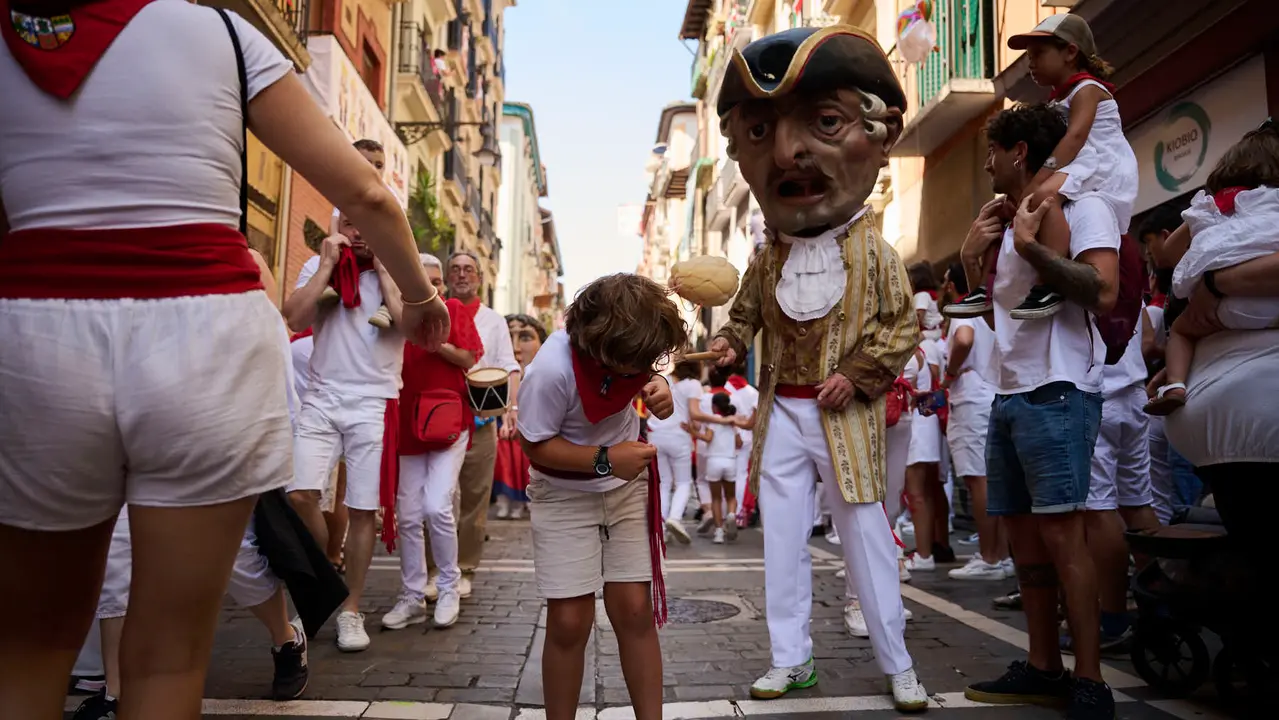 La Comparsa de Gigantes y Cabezudos realiza su última salida de San Fermín 2025 con bailes en la plaza del Ayuntamiento. PABLO LASAOSA