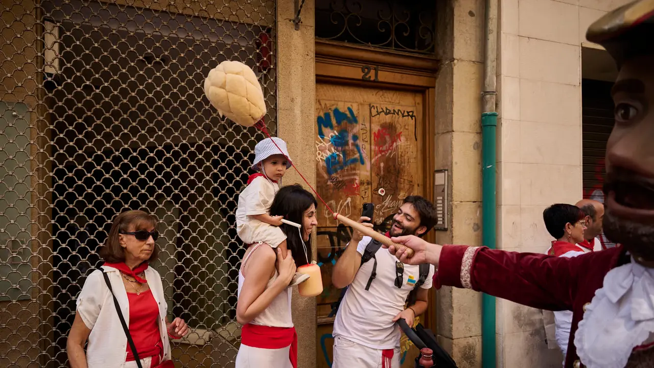 La Comparsa de Gigantes y Cabezudos realiza su última salida de San Fermín 2025 con bailes en la plaza del Ayuntamiento. PABLO LASAOSA