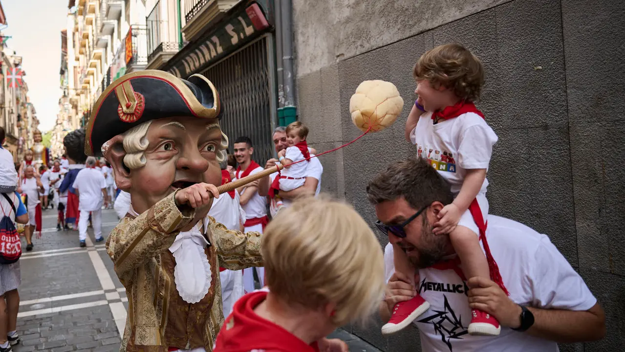 La Comparsa de Gigantes y Cabezudos realiza su última salida de San Fermín 2025 con bailes en la plaza del Ayuntamiento. PABLO LASAOSA