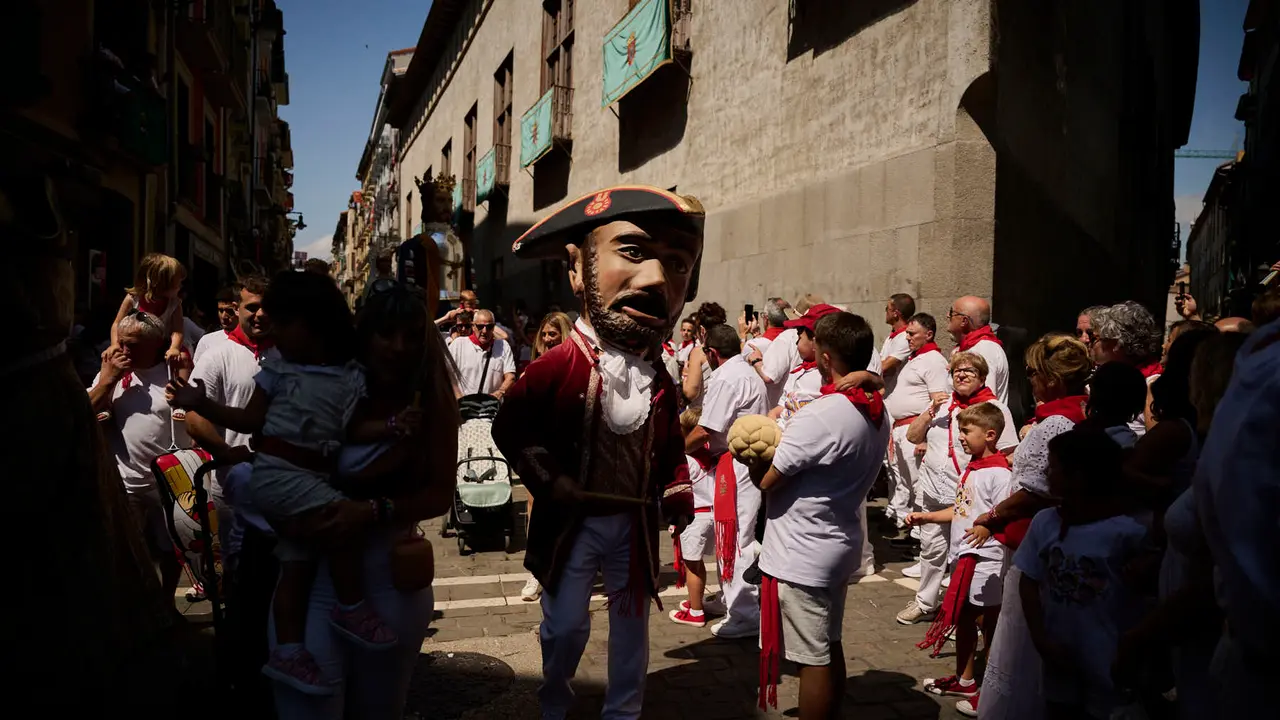 La Comparsa de Gigantes y Cabezudos realiza su última salida de San Fermín 2025 con bailes en la plaza del Ayuntamiento. PABLO LASAOSA