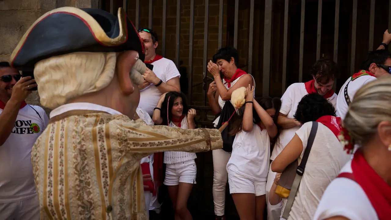 La Comparsa de Gigantes y Cabezudos realiza su última salida de San Fermín 2025 con bailes en la plaza del Ayuntamiento. PABLO LASAOSA