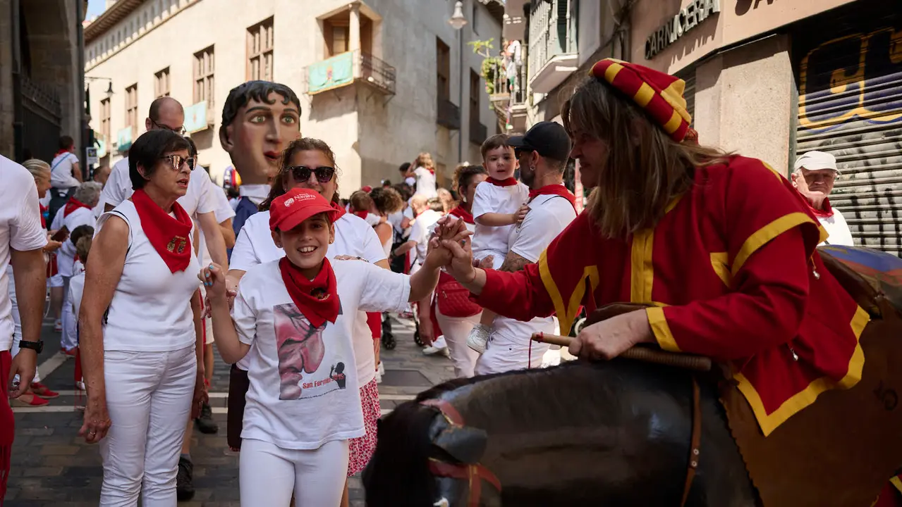 La Comparsa de Gigantes y Cabezudos realiza su última salida de San Fermín 2025 con bailes en la plaza del Ayuntamiento. PABLO LASAOSA