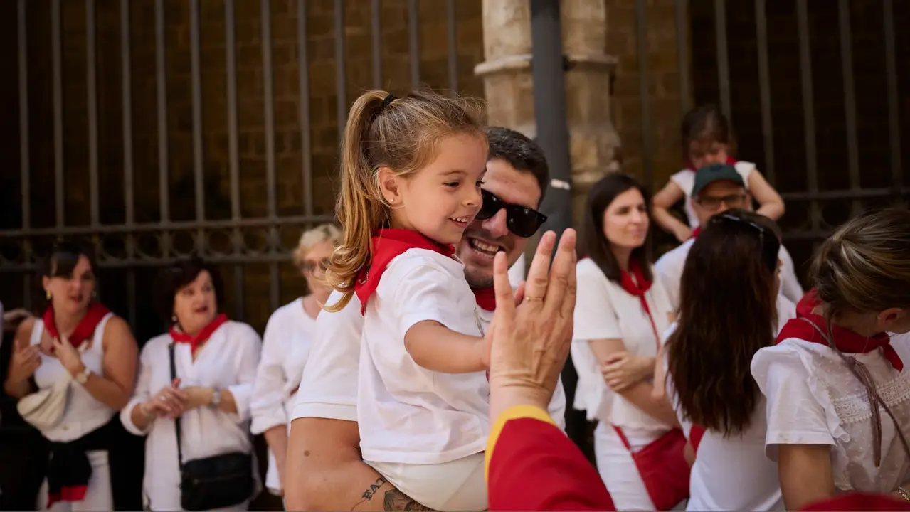 La Comparsa de Gigantes y Cabezudos realiza su última salida de San Fermín 2025 con bailes en la plaza del Ayuntamiento. PABLO LASAOSA