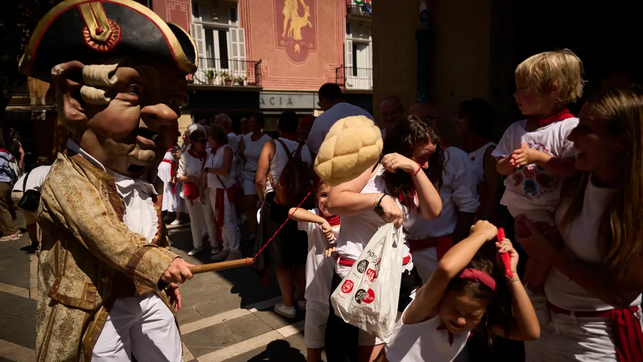 La Comparsa de Gigantes y Cabezudos realiza su última salida de San Fermín 2025 con bailes en la plaza del Ayuntamiento. PABLO LASAOSA