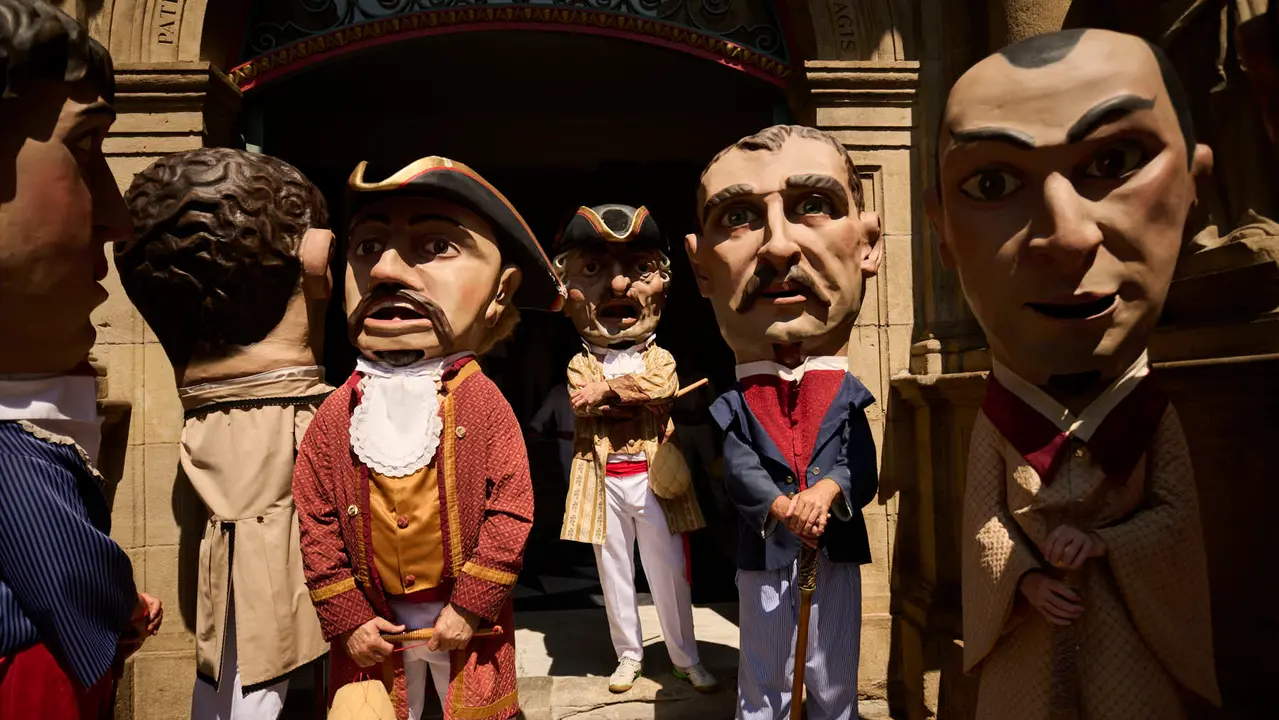 La Comparsa de Gigantes y Cabezudos realiza su última salida de San Fermín 2025 con bailes en la plaza del Ayuntamiento. PABLO LASAOSA