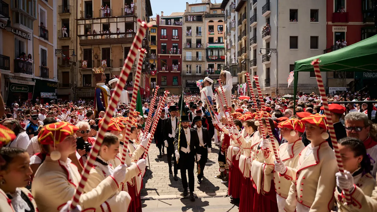 La Comparsa de Gigantes y Cabezudos realiza su última salida de San Fermín 2025 con bailes en la plaza del Ayuntamiento. PABLO LASAOSA