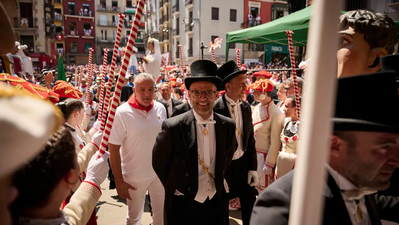 La Comparsa de Gigantes y Cabezudos realiza su última salida de San Fermín 2025 con bailes en la plaza del Ayuntamiento. PABLO LASAOSA