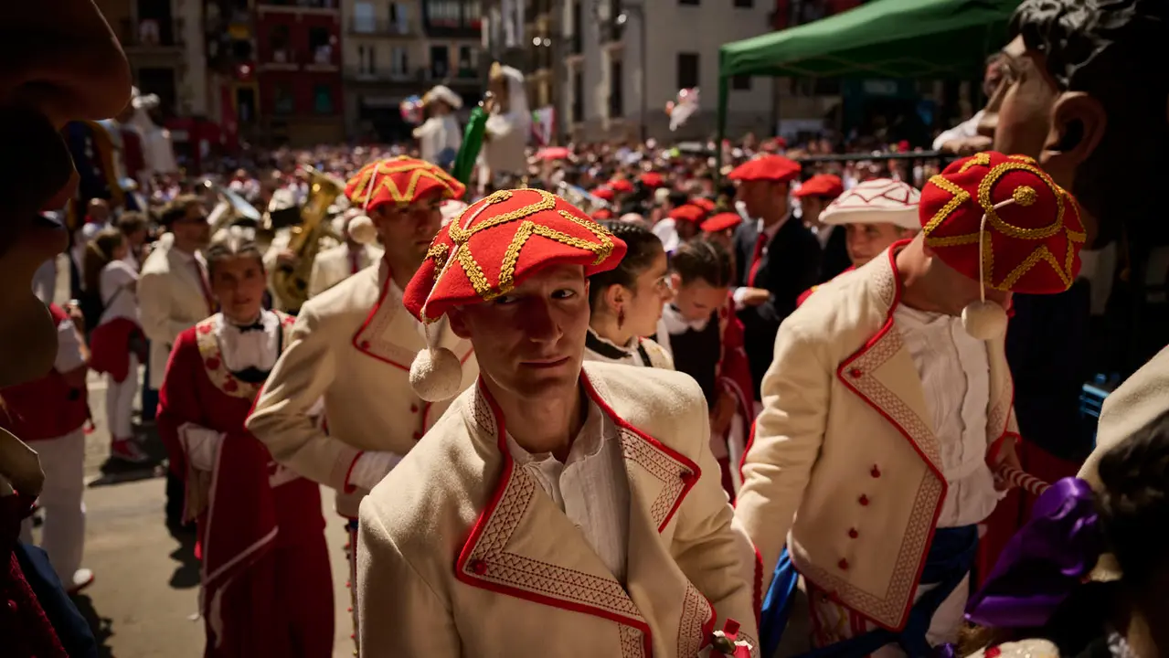 La Comparsa de Gigantes y Cabezudos realiza su última salida de San Fermín 2025 con bailes en la plaza del Ayuntamiento. PABLO LASAOSA