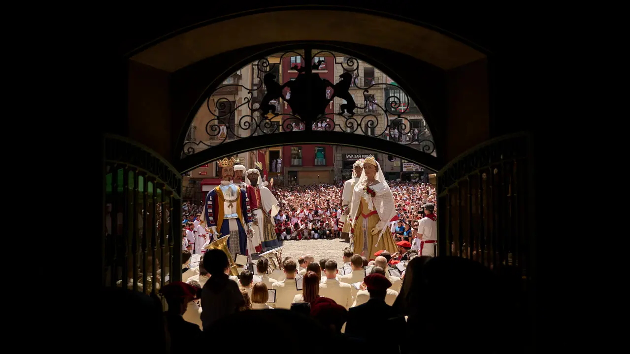 La Comparsa de Gigantes y Cabezudos realiza su última salida de San Fermín 2025 con bailes en la plaza del Ayuntamiento. PABLO LASAOSA