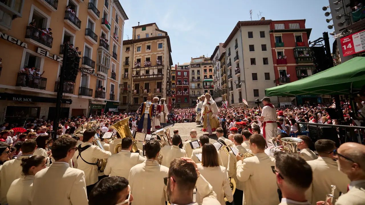 La Comparsa de Gigantes y Cabezudos realiza su última salida de San Fermín 2025 con bailes en la plaza del Ayuntamiento. PABLO LASAOSA