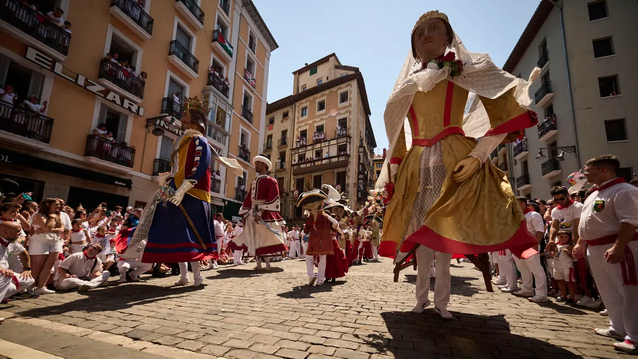 La Comparsa de Gigantes y Cabezudos realiza su última salida de San Fermín 2025 con bailes en la plaza del Ayuntamiento. PABLO LASAOSA
