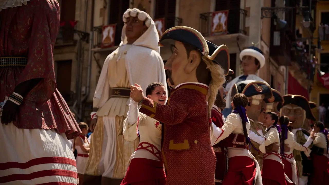 La Comparsa de Gigantes y Cabezudos realiza su última salida de San Fermín 2025 con bailes en la plaza del Ayuntamiento. PABLO LASAOSA